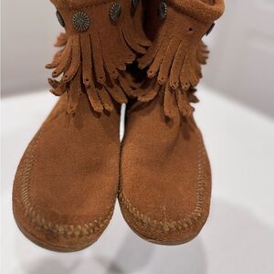 Minnetonka Hi Top Back Zip Suede Fringe Moccasin Boots - Brown | Size 7